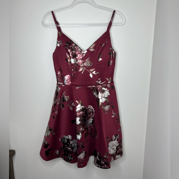 Crystal Doll maroon/red floral v-front peplum hem lined dress. Medium. - Picture 2 of 9